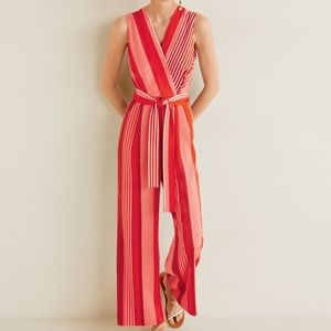 Selling a brand- new women's jumpsuit💫